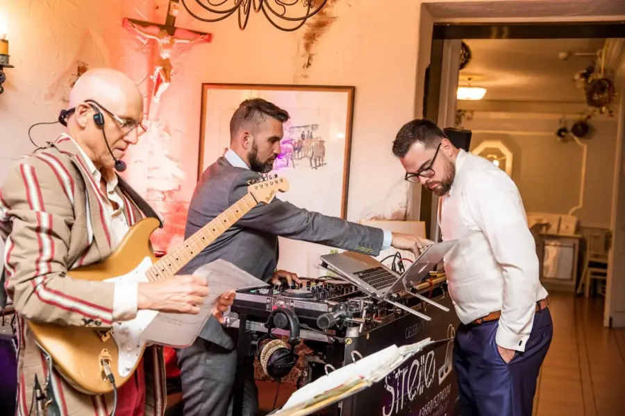 Daniel Götzinger am DJ‑Set, Egbert an der Gitarre – Live‑Moment